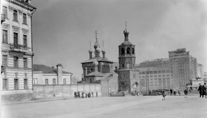На переднем плане - церковь Похвалы Богородицы в Башмакове. Фото: William Osgood Field.