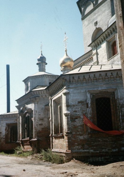 Вид со двора православного Собора Богоявления Господня в Иркутске. 