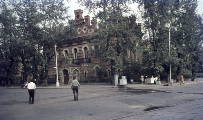  Иркутский областной краеведческий музей, расположенный на углу улицы Карла Маркса и бульвара Гагарина.