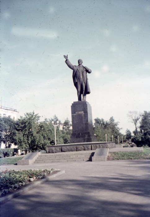 Памятник Владимиру Ленину на углу улиц Ленина и Карла Маркса в Иркутске. 