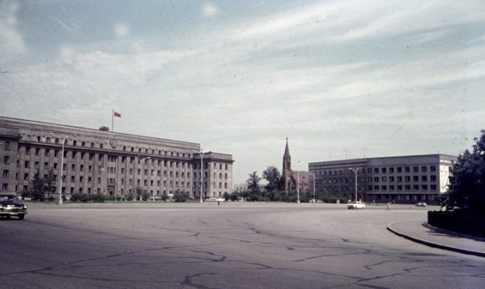 Главные административные здания на площади Кирова. 