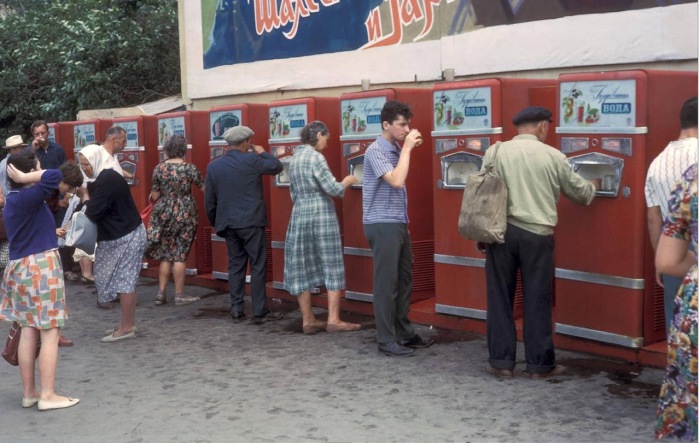 Автоматы для продажи газированных напитков на площади Революции. СССР, Москва, 1959 год.