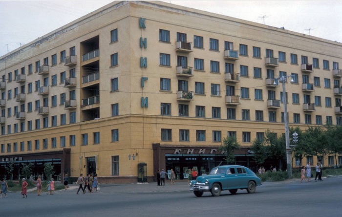 Большой книжный магазин на углу дома.  СССР, Хабаровск, 1964 год.