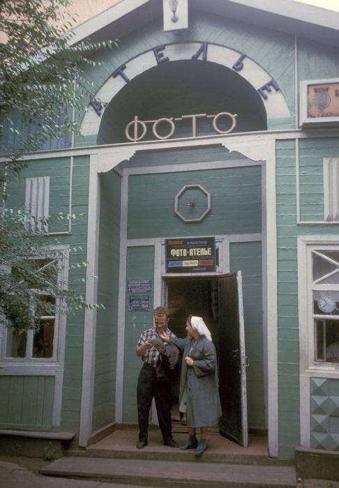 Клиенты стоящие на пороге фотоателье. СССР, Хабаровск, 1964 год. 