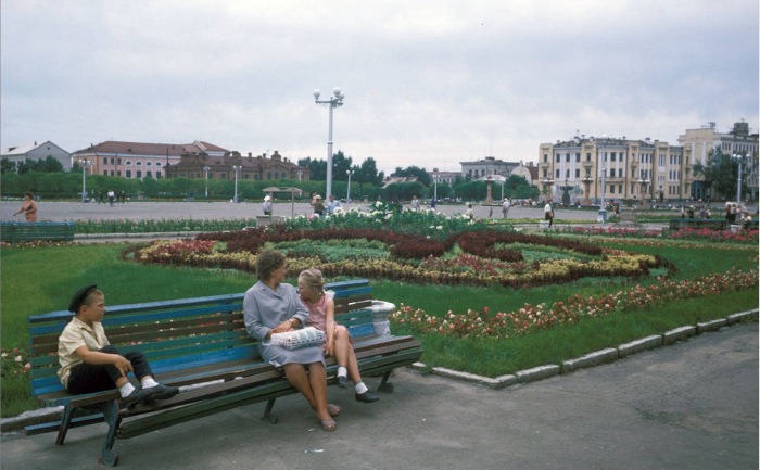  Люди, сидящие на лавочке на центральной городской площади имени Ленина. СССР, Хабаровск, 1964 год.