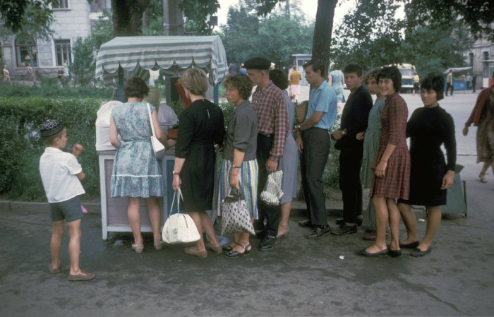 Большая очередь за мороженым в парке. СССР, Хабаровск, 1964 год.
