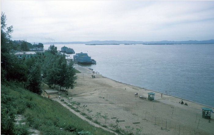  Вид на пустующий пляжи на реке Амур. СССР, Хабаровск, 1964 год. 