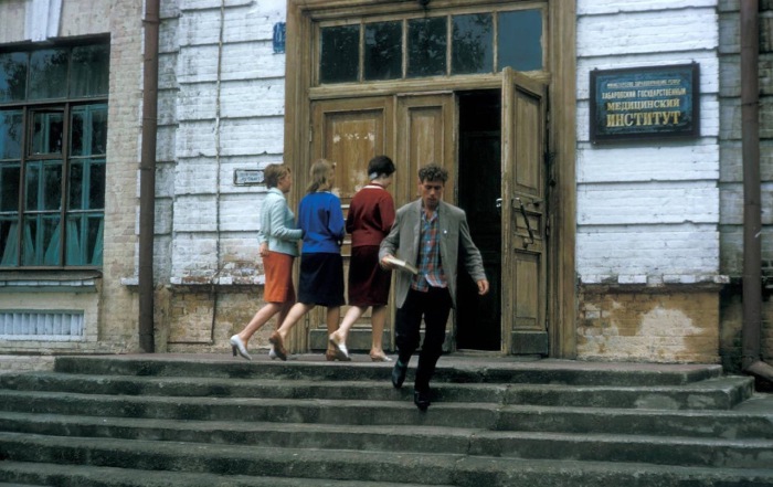 Студенты у входа в один из корпусов государственного медицинского института.  СССР, Хабаровск, 1964 год.