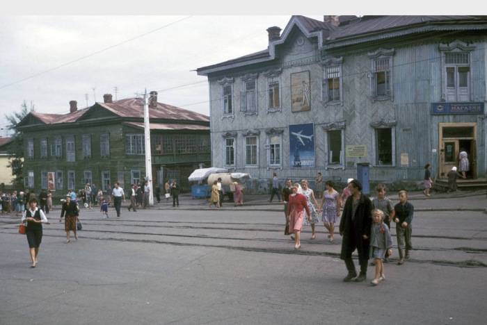 Люди, переходящие дорогу. СССР, Хабаровск, 1964 год.