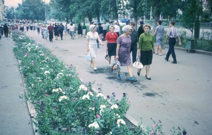 Люди, идущие на работу. СССР, Хабаровск, 1964 год.