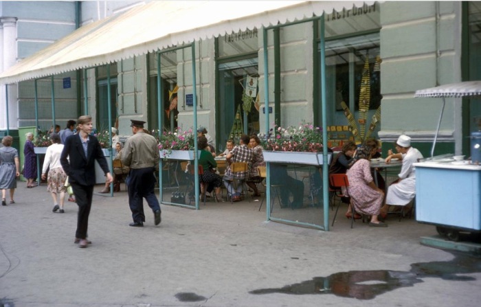Люди, обедающие в уличном кафе.  СССР, Хабаровск, 1964 год.