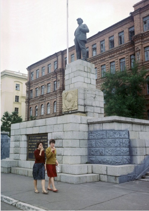 Две женщины, идущие возле памятника Ленину. СССР, Хабаровск, 1964 год.
