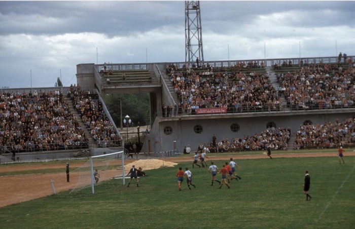 Футбольный матч на городском стадионе в Алма-Ата. 