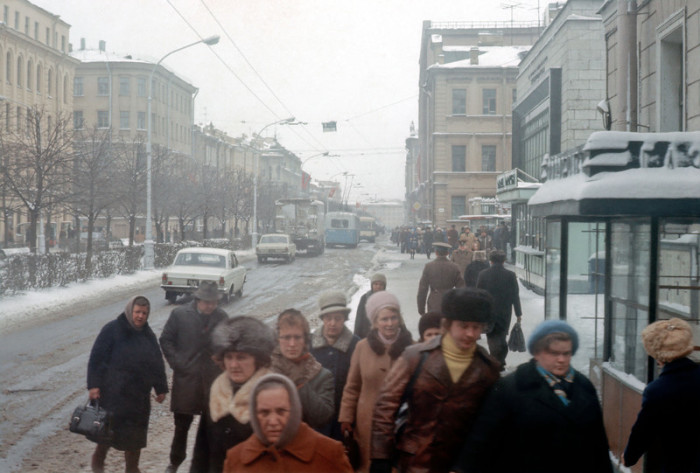 Люди, идущие по своим делам зимой 1976-го года. 