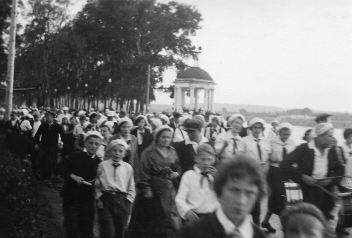 Толпы отдыхающих в парке культуры имени Горького. СССР, Москва, 1935 год.