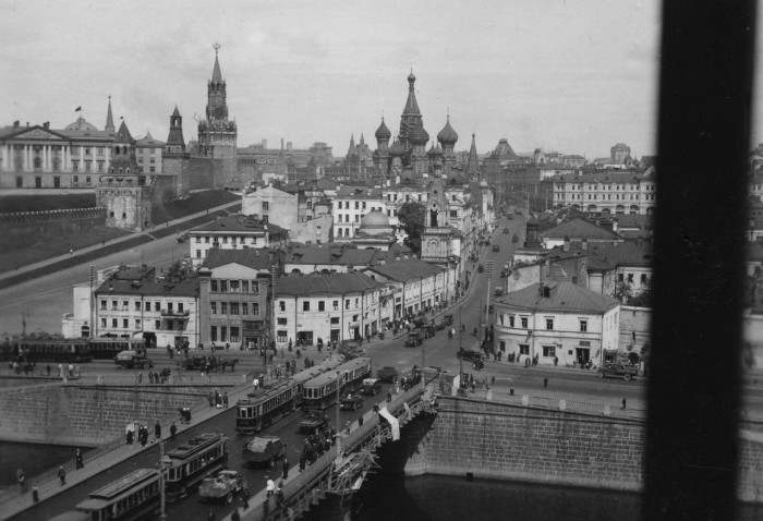 Красивый вид со здания на собор Василия Блаженного и Кремль. СССР, Москва, 1935 год. 