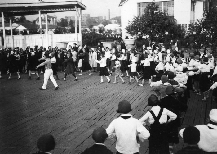 Молодежь на танцах в парке культуры имени Горького. СССР, Москва, 1935 год.