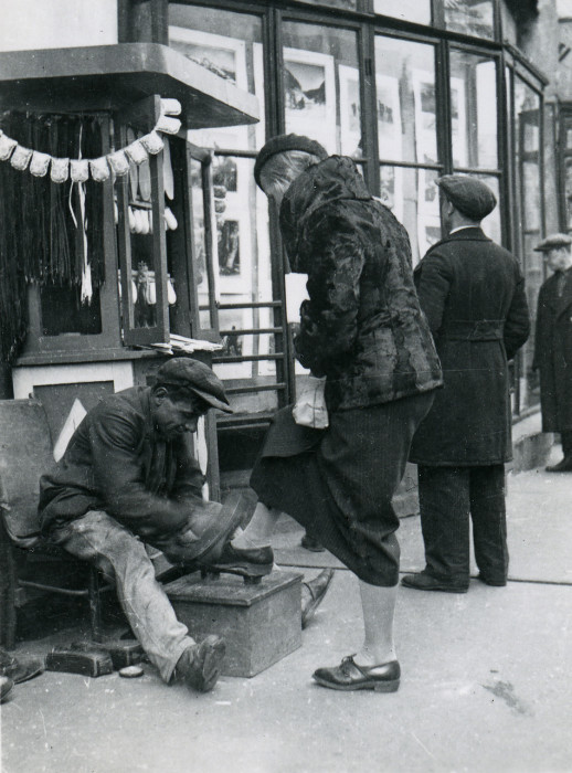 Чистильщик обуви за работой. СССР, Москва, 1935 год. 