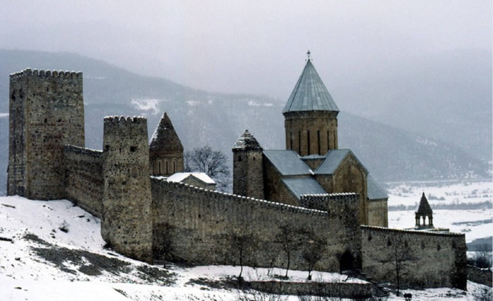  Крепость Ананури, расположенная в 70 км от Тбилиси.