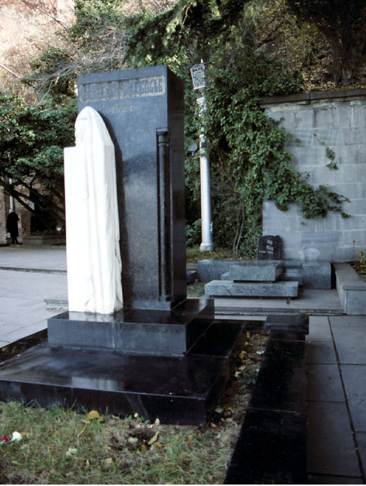 Надгробный камень на могиле матери Сталина.