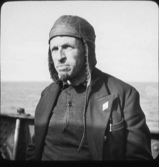 Советский геолог Сергей Владимирович Обручев во время экспедиции на Баренцево море. СССР, 1937 год.