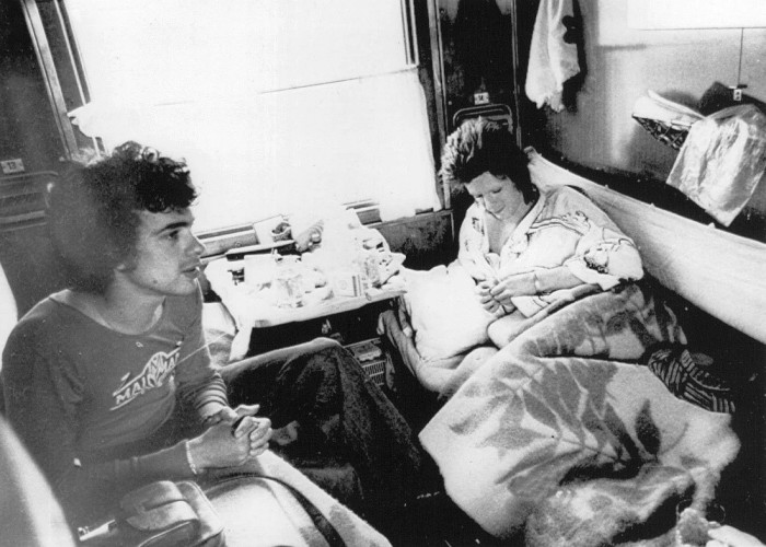 Дэвид Боуи и Джеф МакКормак отдыхающие в своем купе во время долгого путешествия по Транссибу.