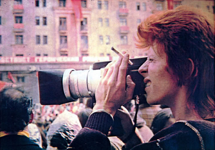 Дэвид Боуи фотографирует события во время первомайского парада в Москве.