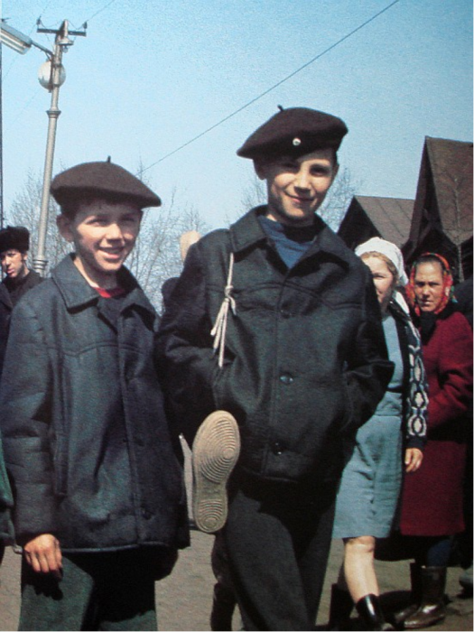 Подростки на одной из станций железной дороги.