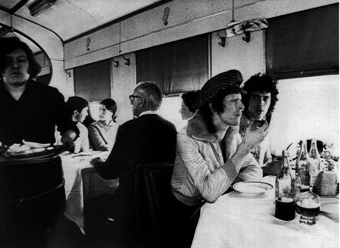 Дэвид Боуи и Джеф МакКормак в вагоне-ресторане во время путешествия по Транссибу