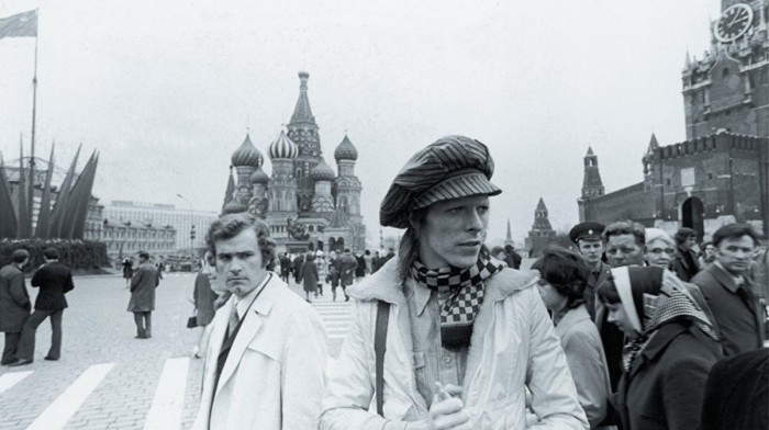 Дэвид Боуи гуляющий на Красной площади.