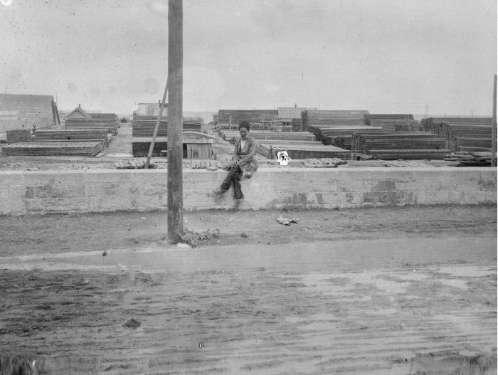  Мужчина, сидящий возле лесного склада. Петровск, 1906 год.