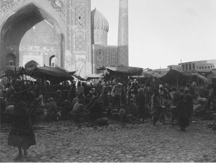 Торговля на площади Регистан. Самарканд, 1908 год. 