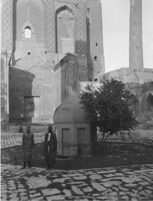 Двое мужчин во дворе Медресе Улугбека. Самарканд, 1908 год. 