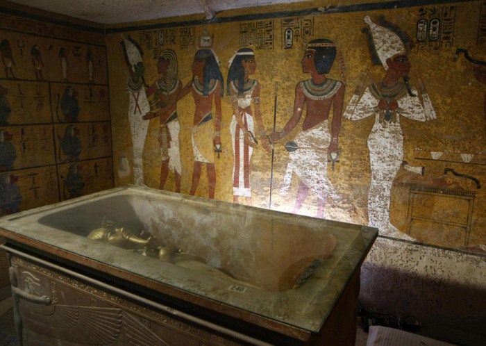 Недавняя фотография саркофага Тутанхамона в его усыпальнице.  