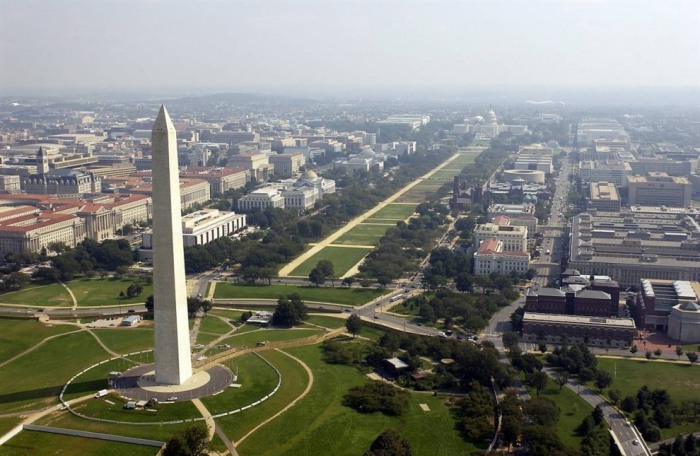 Монумент Вашингтона расположенный на одном из концов Национальной аллеи.