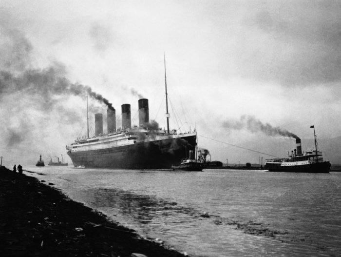 Спущенный на воду Титаник покидает Белфаст. 2 апреля 1912 года. 