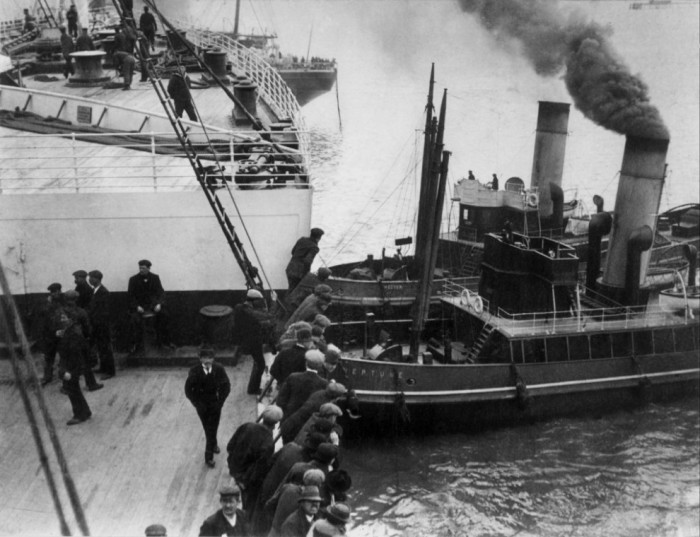 Буксиры Гектор и Нептун, упёршиеся в нос Титаника. 1912 год.