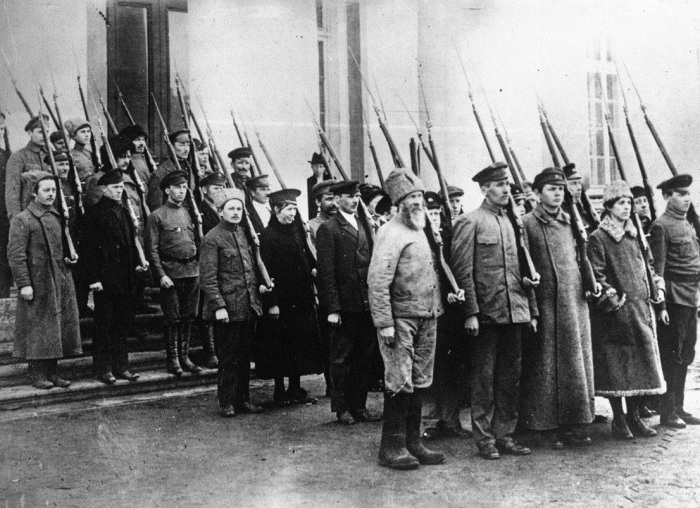 Группа вооруженных людей во время революции 1918 года в Москве.