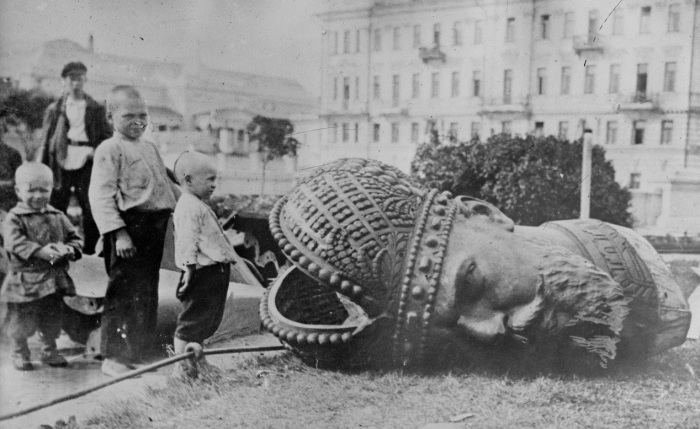 Дети стоящие возле разбитой статуи Александра III в Москве.