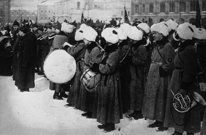 Рота военных музыкантов во время парада на Красной площади в Москве.