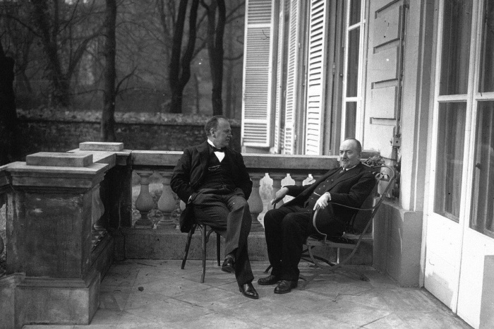 Раковский и Чичерин отдыхающие на веранде в советском посольстве в Париже. 
