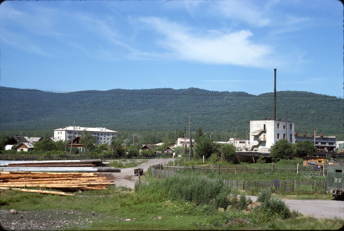 Дома, стоящие на окраине Хабаровска возле завода для производства древесины.