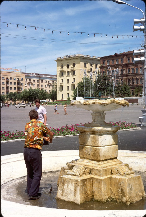 Маленький фонтан на площади Ленина в Хабаровске.