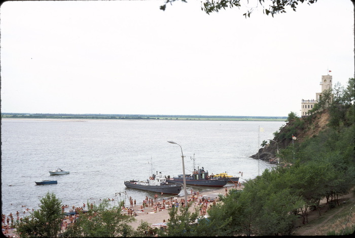 Стоящие буксиры на реке Амур в Хабаровске.