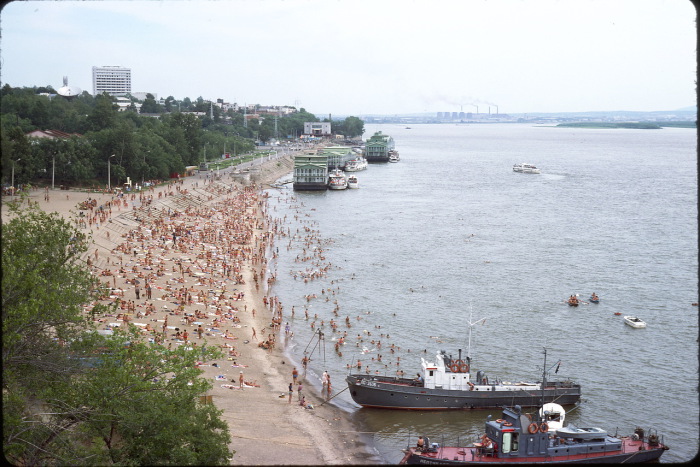 Толпы людей, купающихся на пляже в Хабаровске. 