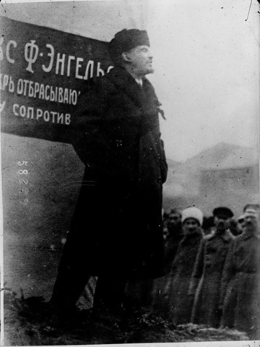 Ленин выступает с речью на митинге в Москве в 1919 году. 