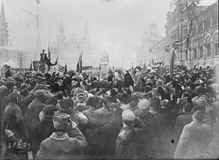  Троцкий обращается к толпе на улице в Москве. 1919 год. 