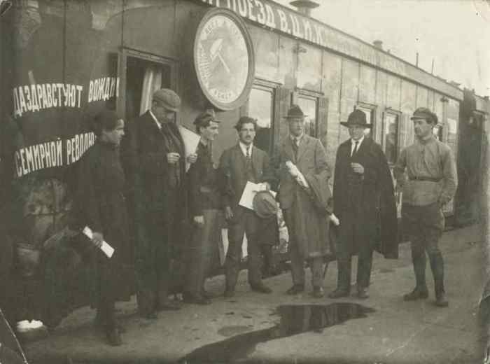  Делегация прибывшая на второй конгресс Коммунистического интернационала стоящая возле передней части поезда ВЦИК Советский Кавказ в 1920 году.