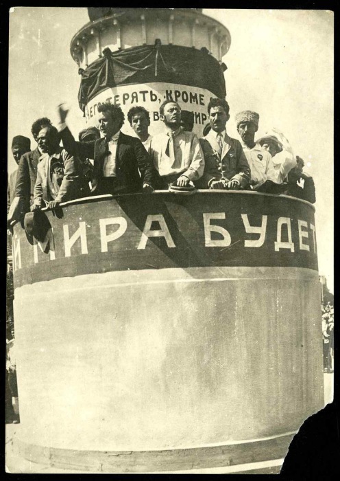 Зиновьев и Радек на конгрессе народов Дальнего Востока. 1920 год.
