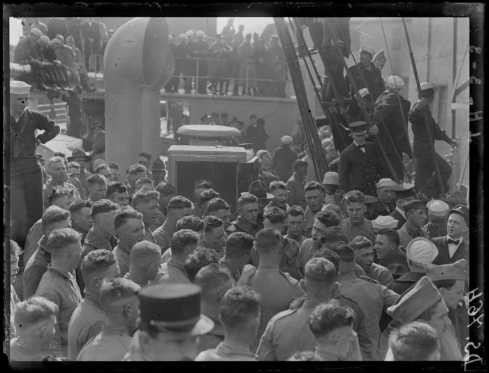 Перед отправлением американцы исполняют национальный гимн. Сан-Франциско, 1919 год.